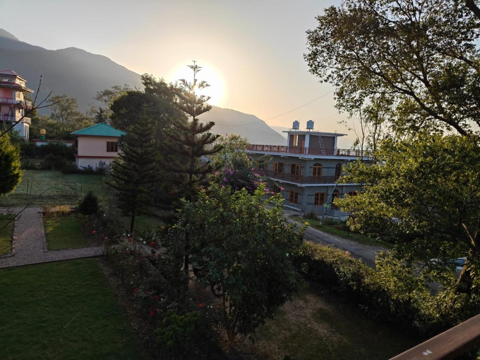 Aditya Homestay Bir-Billing Surrounded By Mountains Exterior foto